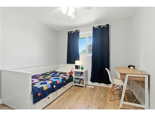 19 Wallace Place, Caledonia, ON - Indoor Photo Showing Bedroom