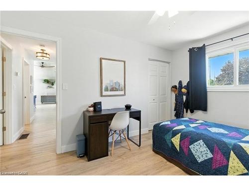 19 Wallace Place, Caledonia, ON - Indoor Photo Showing Bedroom