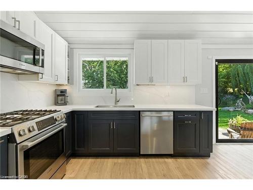 19 Wallace Place, Caledonia, ON - Indoor Photo Showing Kitchen With Upgraded Kitchen