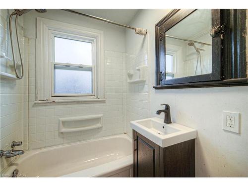 750 Cannon Street E, Hamilton, ON - Indoor Photo Showing Bathroom