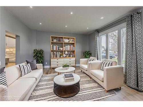 30 Graywood Road, Hamilton, ON - Indoor Photo Showing Living Room