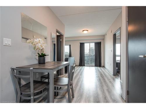 609F-275 Larch Street, Waterloo, ON - Indoor Photo Showing Dining Room