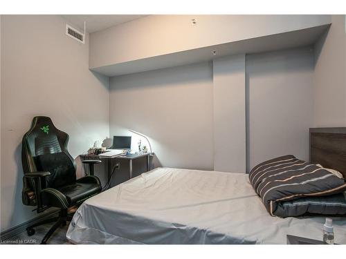 609F-275 Larch Street, Waterloo, ON - Indoor Photo Showing Bedroom