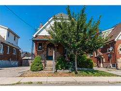 26 Weir Street S Hamilton, ON L8K 3A1