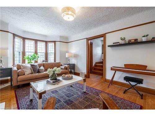 26 Weir Street S, Hamilton, ON - Indoor Photo Showing Living Room