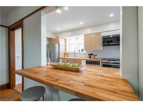 26 Weir Street S, Hamilton, ON - Indoor Photo Showing Kitchen
