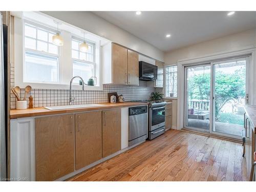 26 Weir Street S, Hamilton, ON - Indoor Photo Showing Kitchen