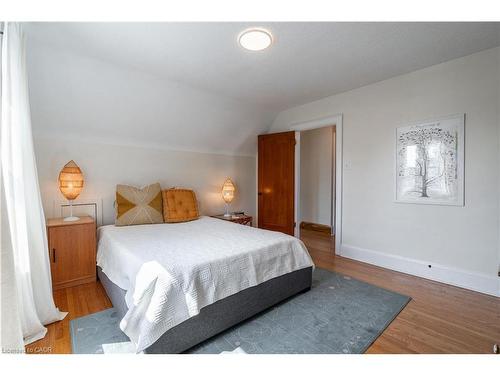 26 Weir Street S, Hamilton, ON - Indoor Photo Showing Bedroom