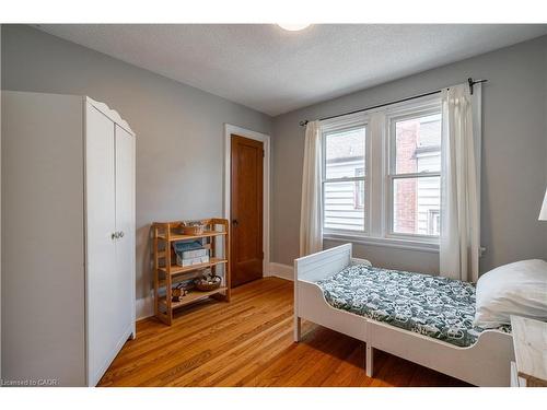 26 Weir Street S, Hamilton, ON - Indoor Photo Showing Bedroom