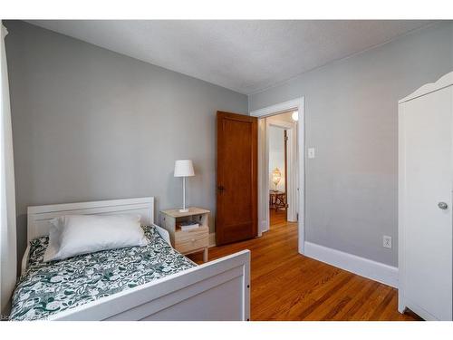 26 Weir Street S, Hamilton, ON - Indoor Photo Showing Bedroom