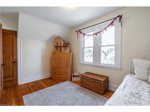 26 Weir Street S, Hamilton, ON - Indoor Photo Showing Bedroom