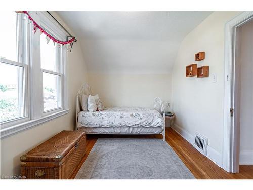 26 Weir Street S, Hamilton, ON - Indoor Photo Showing Bedroom
