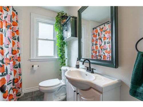 26 Weir Street S, Hamilton, ON - Indoor Photo Showing Bathroom