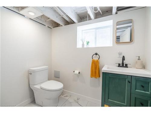 26 Weir Street S, Hamilton, ON - Indoor Photo Showing Bathroom