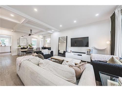 110 Kensington Avenue S, Hamilton, ON - Indoor Photo Showing Living Room
