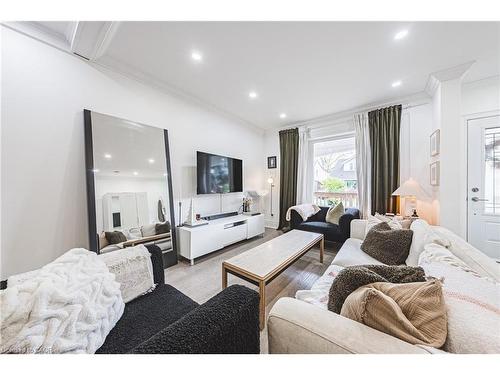110 Kensington Avenue S, Hamilton, ON - Indoor Photo Showing Living Room