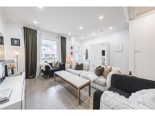 110 Kensington Avenue S, Hamilton, ON - Indoor Photo Showing Living Room