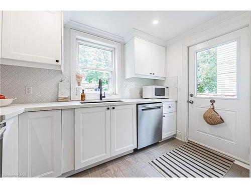 110 Kensington Avenue S, Hamilton, ON - Indoor Photo Showing Kitchen