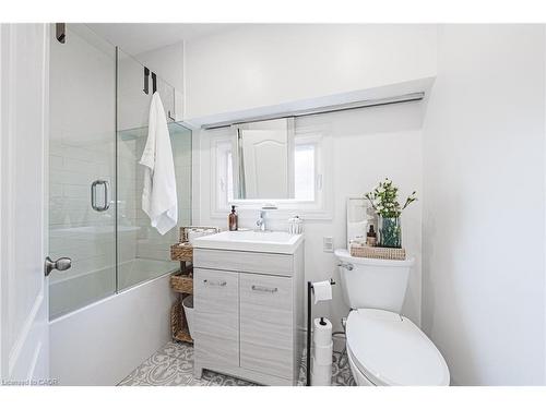 110 Kensington Avenue S, Hamilton, ON - Indoor Photo Showing Bathroom