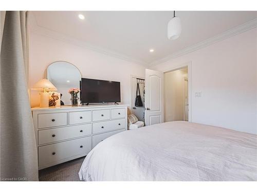 110 Kensington Avenue S, Hamilton, ON - Indoor Photo Showing Bedroom