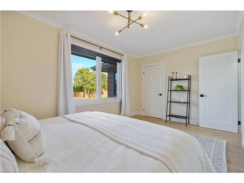 11 Mcmaster Avenue, Dundas, ON - Indoor Photo Showing Bedroom