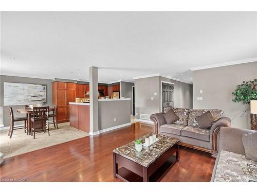 76 Balmoral Place, Barrie, ON - Indoor Photo Showing Living Room