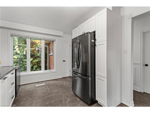 2396 Lyford Lane, Burlington, ON - Indoor Photo Showing Kitchen