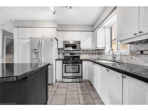 664 Brandenburg Boulevard, Waterloo, ON - Indoor Photo Showing Kitchen