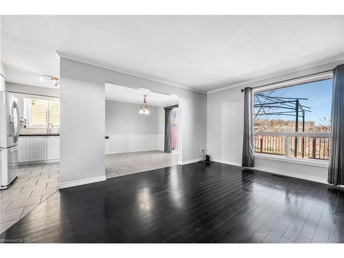 664 Brandenburg Boulevard, Waterloo, ON - Indoor Photo Showing Living Room