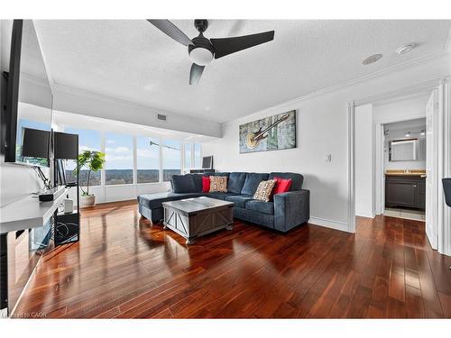 810-237 King Street W, Cambridge, ON - Indoor Photo Showing Living Room