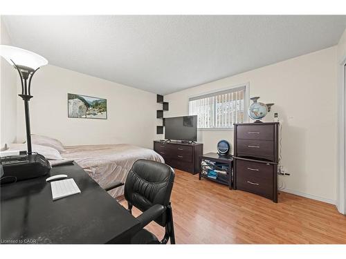 152 Kinzie Avenue, Kitchener, ON - Indoor Photo Showing Bedroom