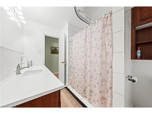 152 Kinzie Avenue, Kitchener, ON - Indoor Photo Showing Bathroom