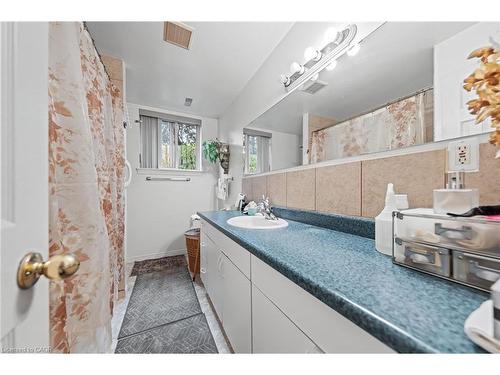 152 Kinzie Avenue, Kitchener, ON - Indoor Photo Showing Bathroom