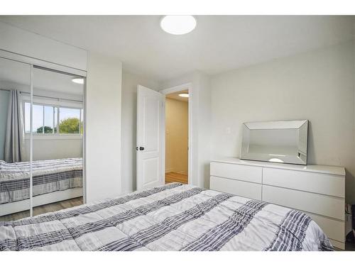 12-36 Greendale Drive, Hamilton, ON - Indoor Photo Showing Bedroom