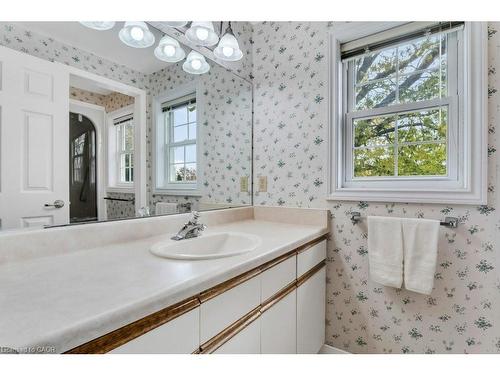 24 Lake Street, Grimsby, ON - Indoor Photo Showing Bathroom