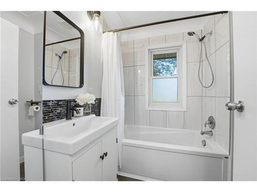 1822 Spragues Road, Ayr, ON - Indoor Photo Showing Bathroom