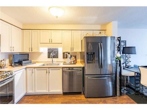 102 Donnenwerth Drive, Kitchener, ON - Indoor Photo Showing Kitchen