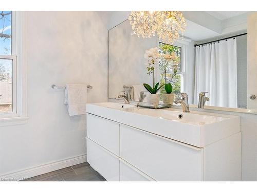 149 Fruitland Avenue, Burlington, ON - Indoor Photo Showing Bathroom