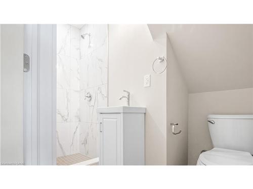 491 Upper Wentworth Street, Hamilton, ON - Indoor Photo Showing Bathroom