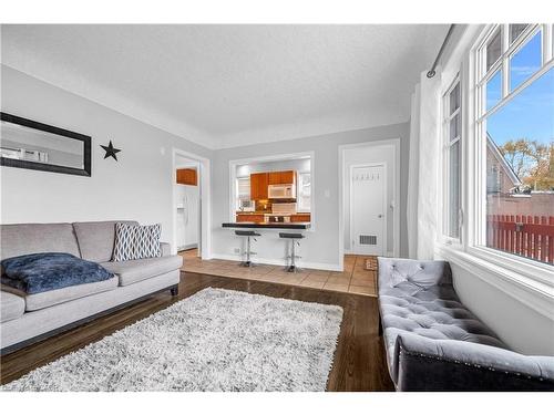 541 Courtland Avenue E, Kitchener, ON - Indoor Photo Showing Living Room