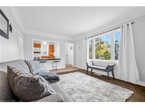 541 Courtland Avenue E, Kitchener, ON - Indoor Photo Showing Living Room