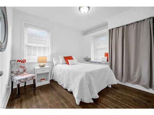 541 Courtland Avenue E, Kitchener, ON - Indoor Photo Showing Bedroom