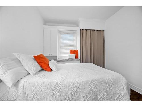 541 Courtland Avenue E, Kitchener, ON - Indoor Photo Showing Bedroom
