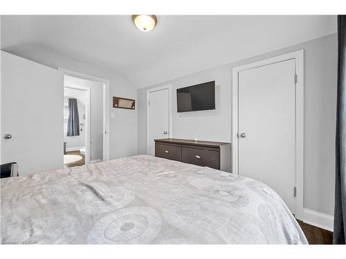541 Courtland Avenue E, Kitchener, ON - Indoor Photo Showing Bedroom
