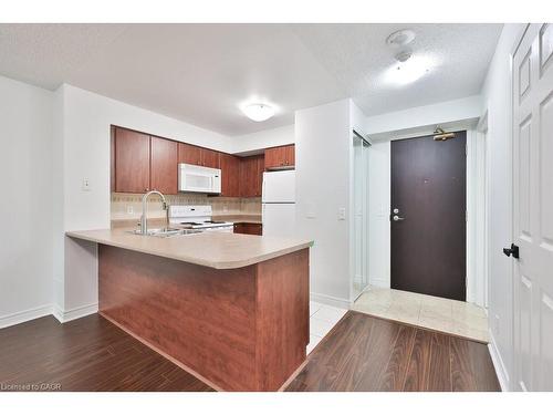 708-30 Grand Trunk Crescent, Toronto, ON - Indoor Photo Showing Kitchen