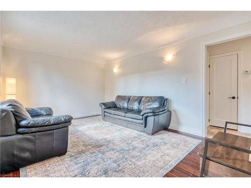 25 Montrose Avenue, Hamilton, ON - Indoor Photo Showing Living Room