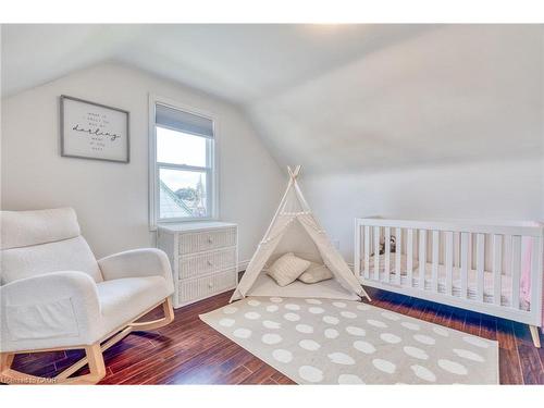 25 Montrose Avenue, Hamilton, ON - Indoor Photo Showing Bedroom