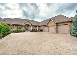 17 Tews Lane  Dundas, ON L9H 7N4