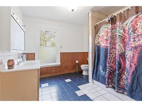59 Francis Street, Hamilton, ON - Indoor Photo Showing Bathroom