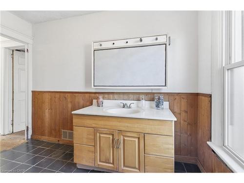 59 Francis Street, Hamilton, ON - Indoor Photo Showing Bathroom